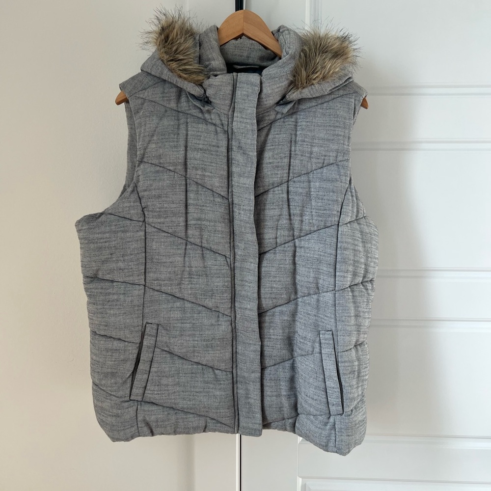 GAP Gray Quilted Hooded Puffer Vest with Faux Fur Trim